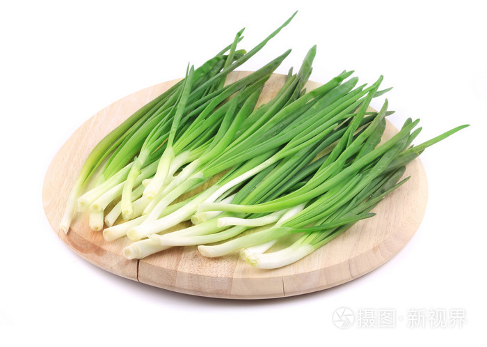 葱在木制的盘子上