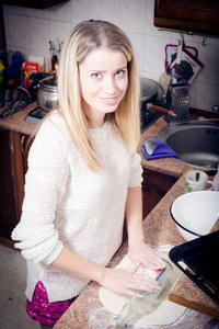 女人准备面团在厨房里图片