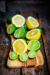 柠檬和酸橙仿古木制背景