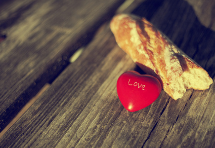 法国长棍面包与红色的心