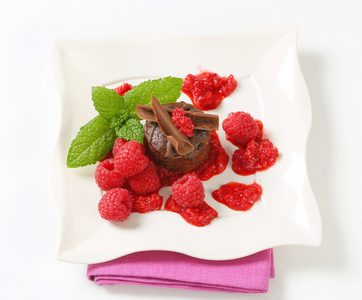 迷你巧克力蛋糕与新鲜树莓