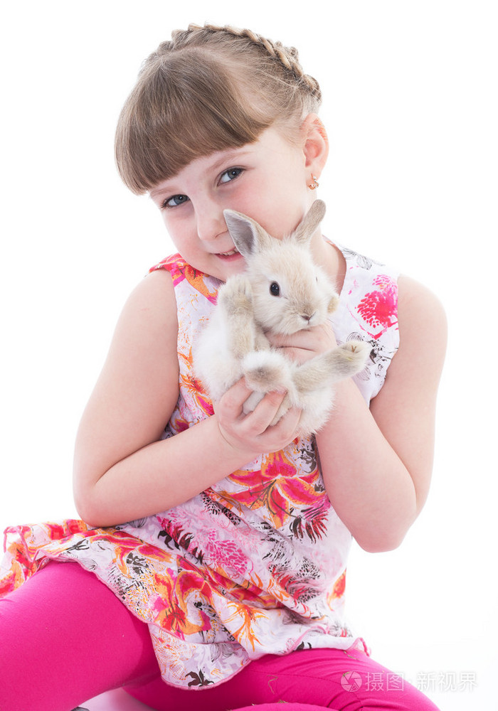 可爱的小女孩与她的宠物兔子