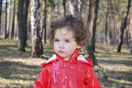 小女孩坐在一片森林