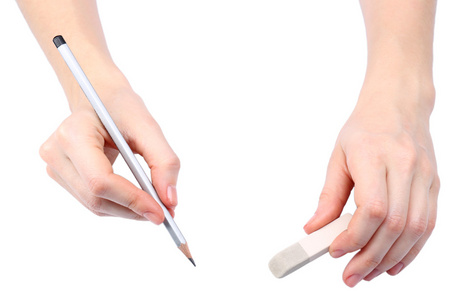 人类的手，用铅笔和擦除橡胶，孤立的白色衬底上