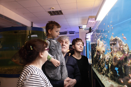 在水族馆的家庭图片