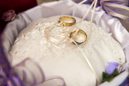 传统的结婚戒指的篮子