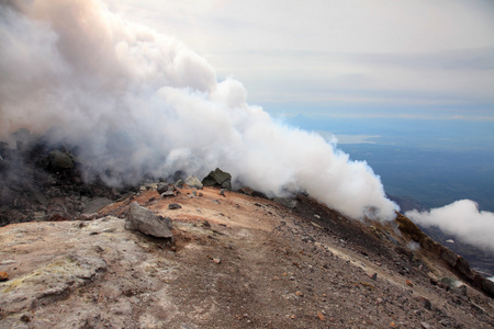 在顶尖的 avachinskiy 火山喷气