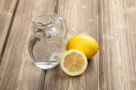 罐水和柠檬