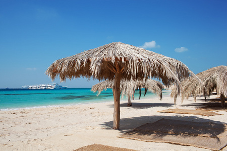 在一个热带度假胜地的秸秆海滩伞