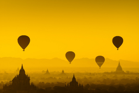 在雾蒙蒙的清晨，缅甸蒲甘平原的气球