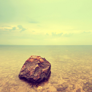 极简主义的海景。沿海日出