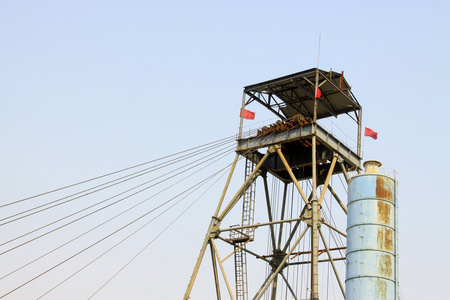 Torre de perforacin en una mina de hierro de la perforacin