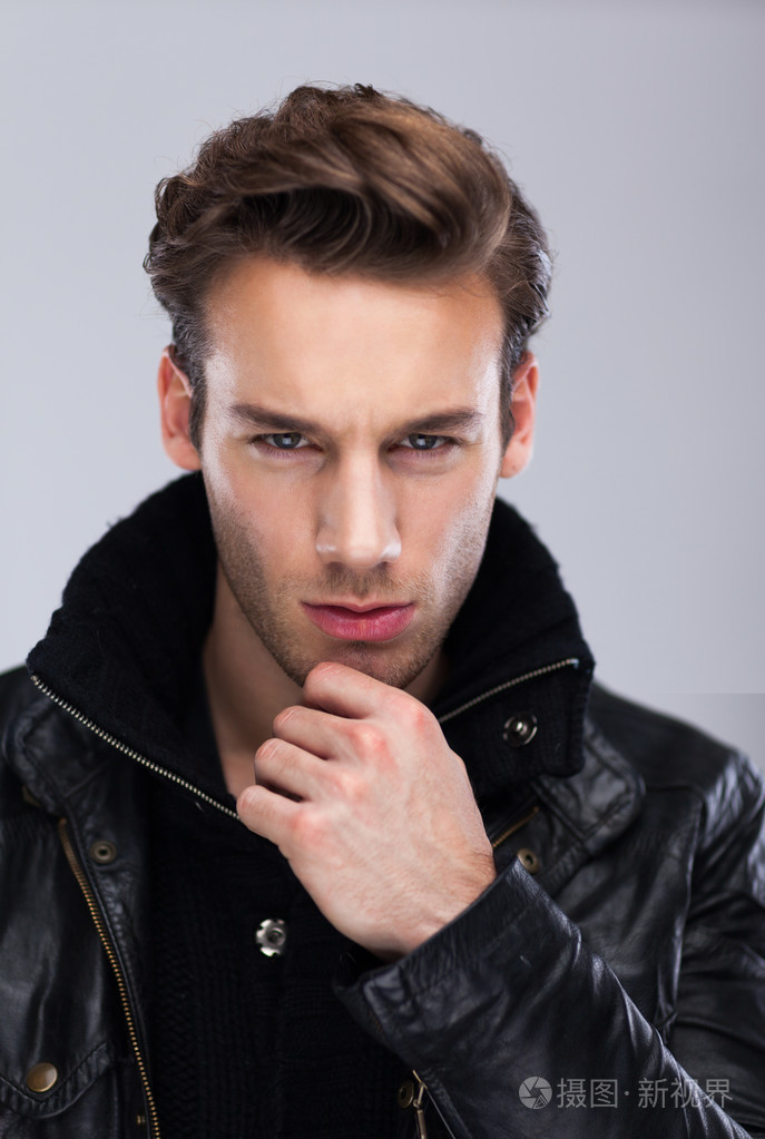 严重时尚帅气的男人