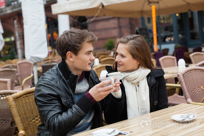 几个室外餐厅喝咖啡