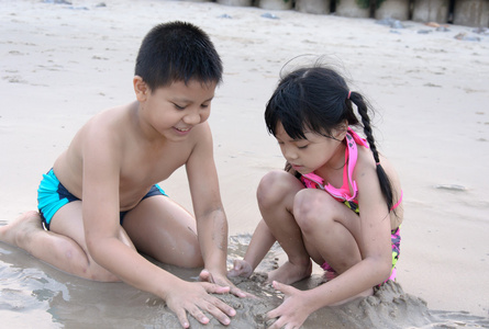 砂中玩耍的孩子