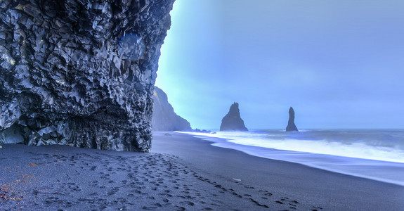 reynisdrangar 岩层 reynisfjara 海滩上