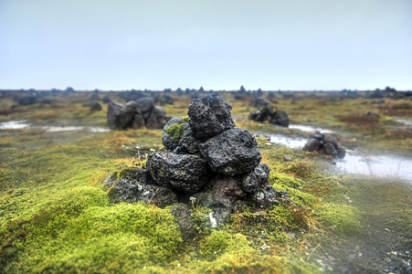 字段的石头凯恩斯在 laufskalavarda，冰岛