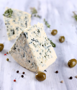 用橄榄木桌上的美味蓝奶酪。