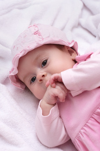 女婴在粉红色的帽子