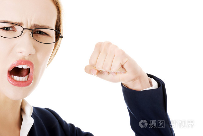 愤怒生气的商业女人想要揍你