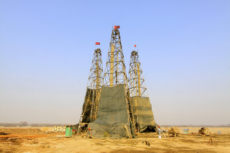 钻井井架在铁矿中国图片