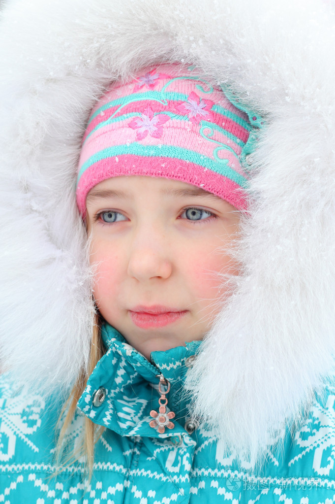 冬姑娘在户外
