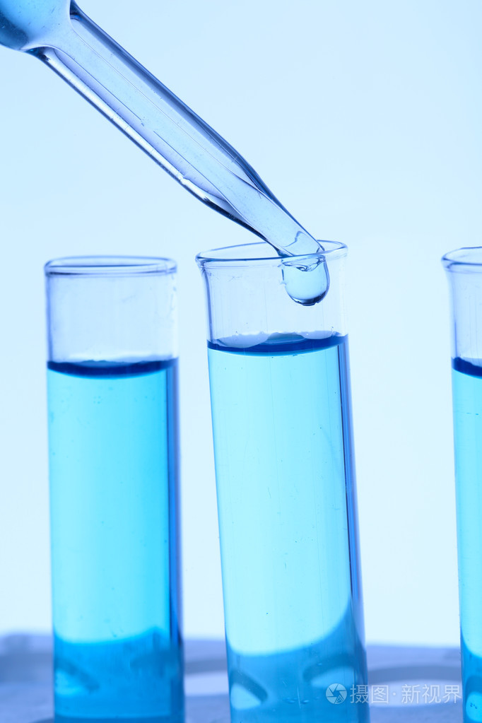 滴管和试管把门关上在蓝色背景上