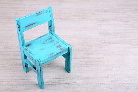 在木地板上的蓝色旧木椅