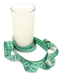 杯牛奶用卷尺上白色孤立