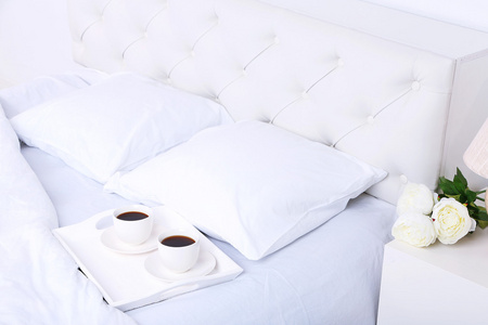 杯咖啡的舒适柔软的床和枕头
