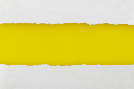 撕碎的纸片，用黄色的空白空间，为您的文字