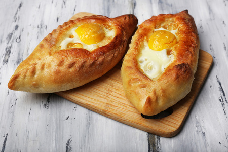 阿 khachapuri 木制的桌子上关闭