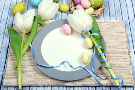 郁金香和鸡蛋复活节表设置