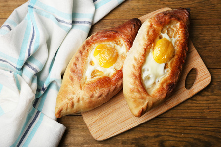 阿 khachapuri 木制的桌子上关闭