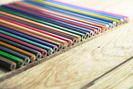 彩色蜡笔笔在木制 floor4