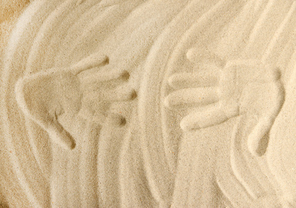 手印在砂作为美好的夏天背景