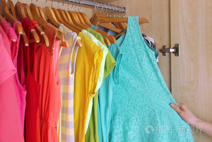 颜色鲜艳的衣服挂在衣橱里