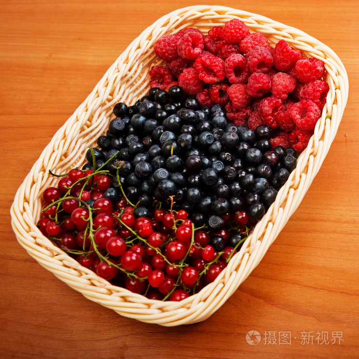 不同的莓果在篮子里的混合