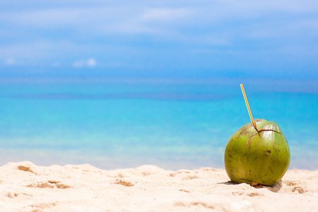 大绿椰子上热带的白色沙滩，在晴朗的一天