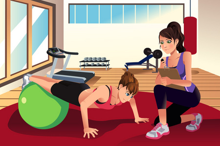 女私人教练培训在健身房里的女人