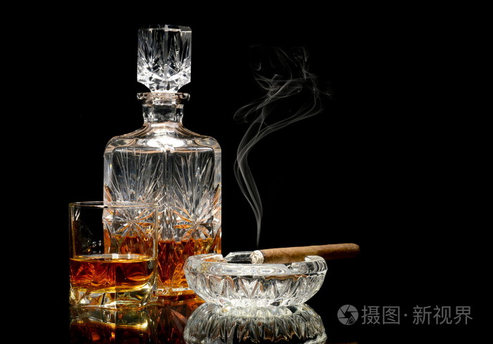 威士忌酒和雪茄有光泽的桌子上照片-正版商用图片1fa0oe-摄图新视界