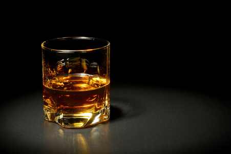 杯威士忌在黑色的桌子上