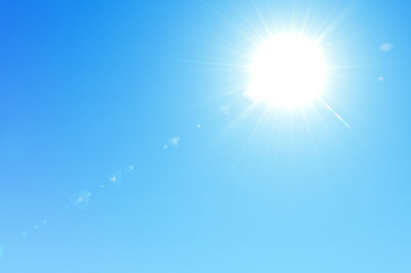 蓝蓝的天空耀眼的阳光照片