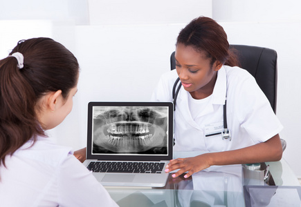 牙科医生向病人解释下巴 x 射线
