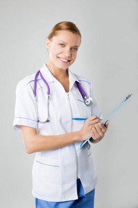 joven enfermera llena una tarjeta mdica