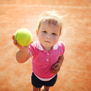 小女孩打网球