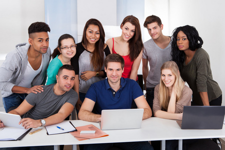 estudantes universitrios usando laptop juntos