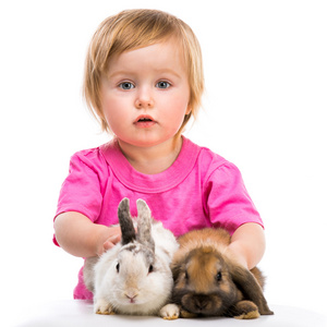 小女孩用她的小兔子