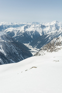 四面环山的高山河谷图片