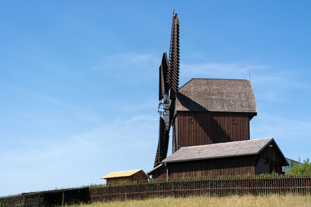 山上的风车。 德国。